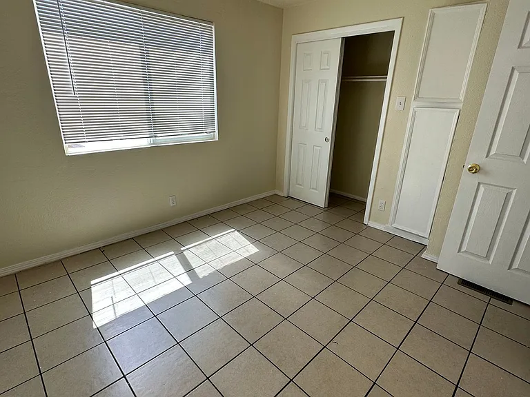 Spacious Townhomes near Fairgrounds — Photo 21
