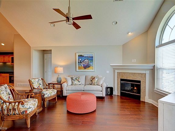 3rd image of 2759B Canterbury Cir