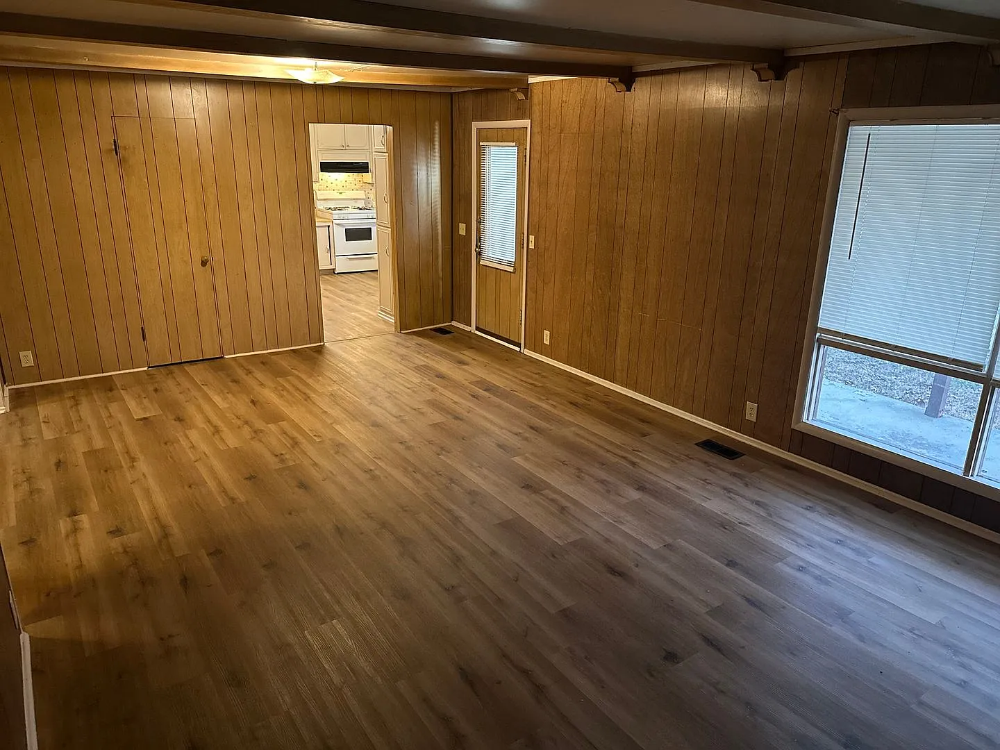 Available Now! 3-Bed, 1-Bath Home w/ Garage - Central Springdale, right next to Springdale High S... — Photo 3