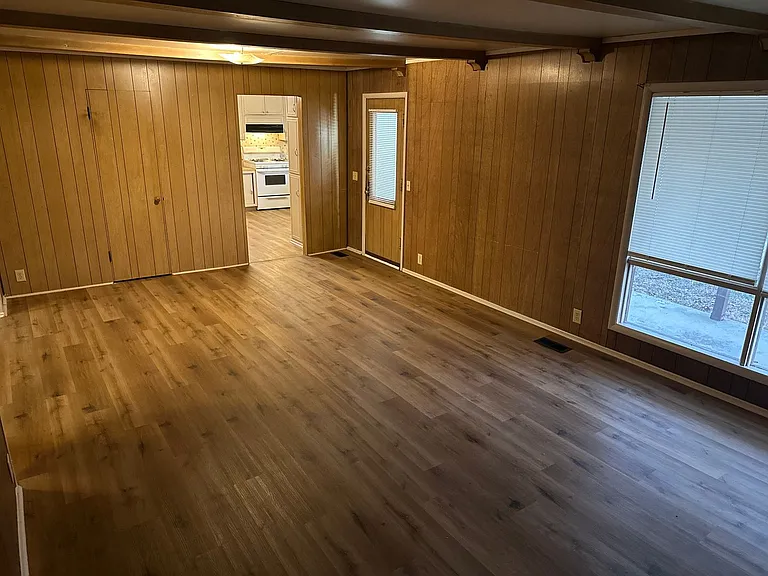 1421 W Huntsville Ave — Photo 3