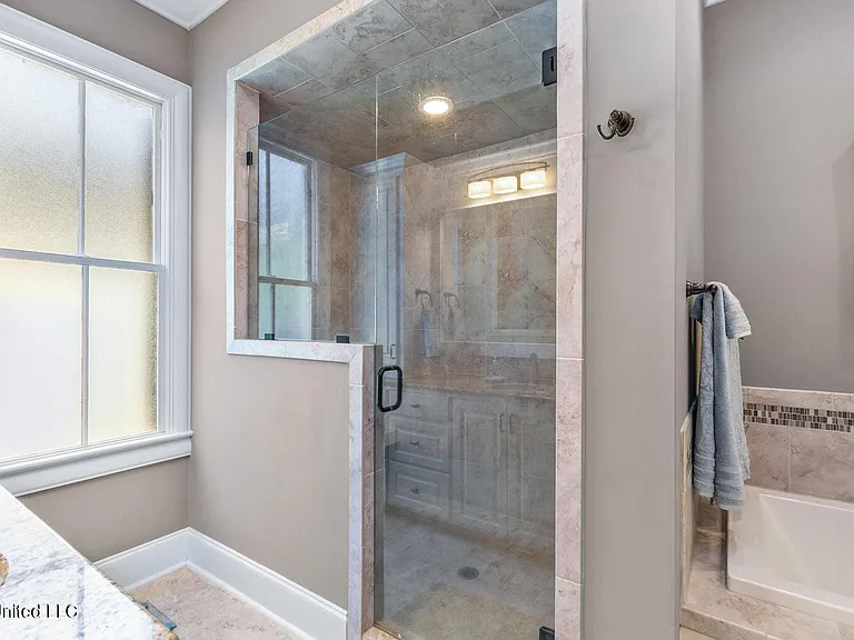 208 Eastpark St — Photo 13