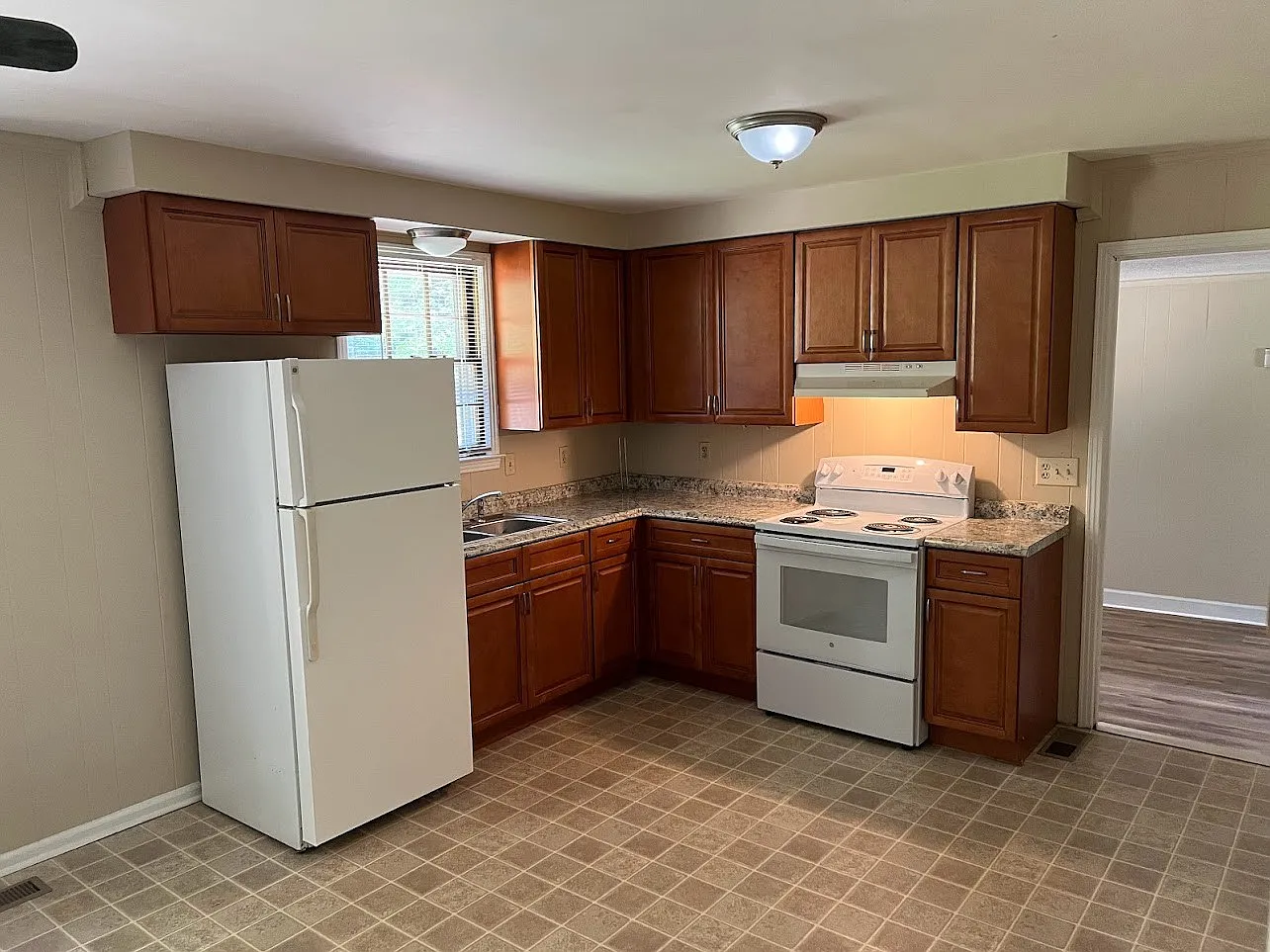3 bed, 1060 sqft, $1,400 — Photo 3