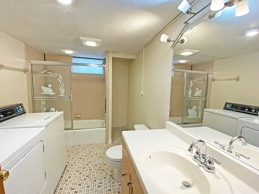 1 bed, $2,400 — Photo 4