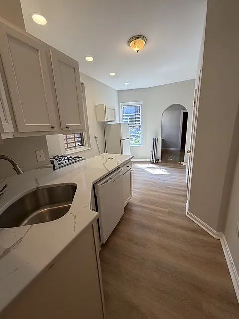 2 bed, 1.0 bath, $3,550 — Photo 2