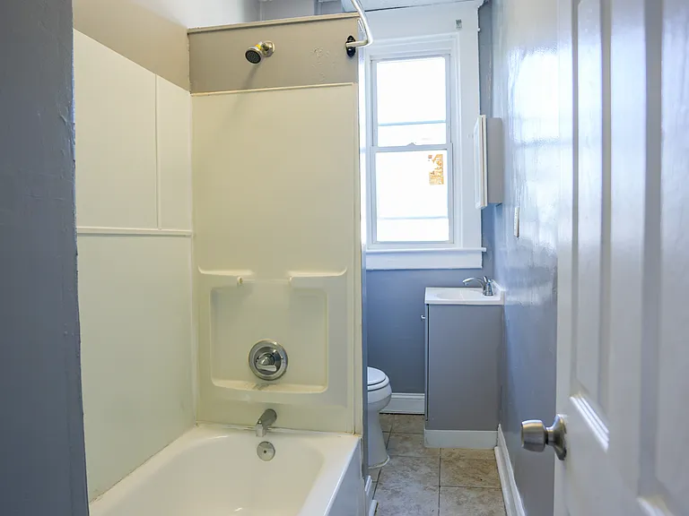 Clarence Ave — Photo 10