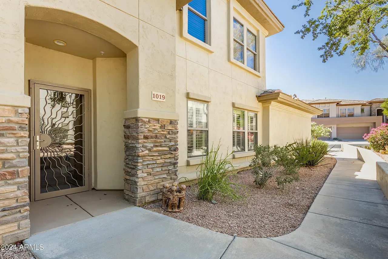 2 bed, 1898 sqft, $4,500 — Photo 1