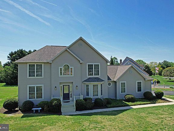2nd image of 423 Park Ln