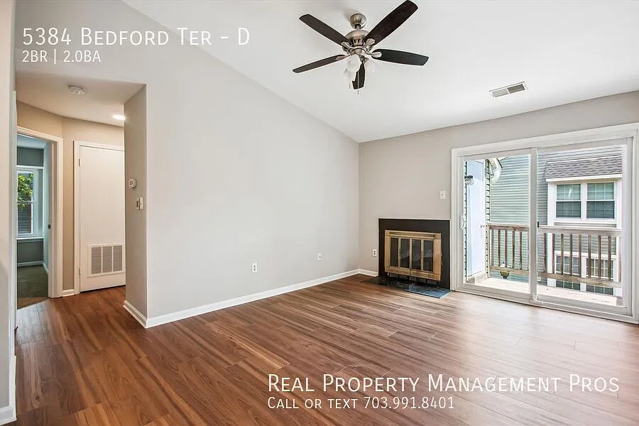 Bright, Top Floor Unit 2 bed 2 bath Renovated & Move-In Ready! — Photo 4