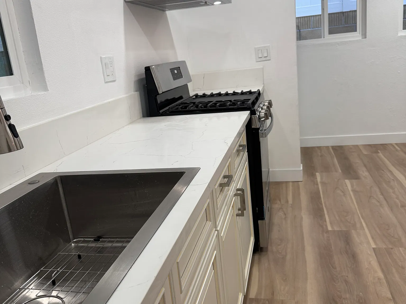2 bed, 800 sqft, $3,600 — Photo 3