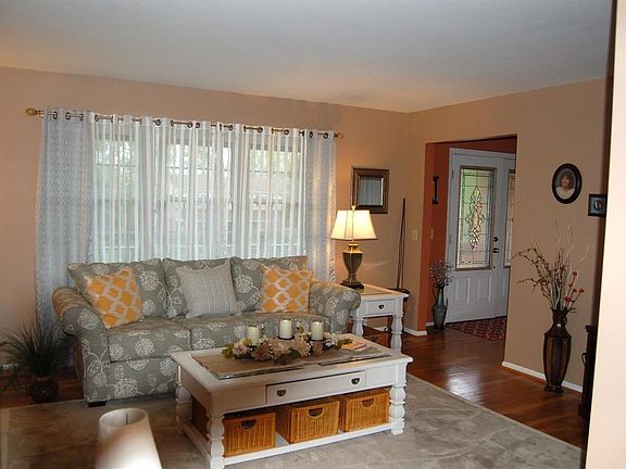 5th image of 718 Cedarhill Dr