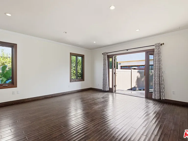 13800 Erwin St — Photo 9