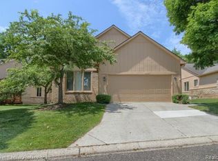 35193 Knollwood Ln, Farmington, MI 48335