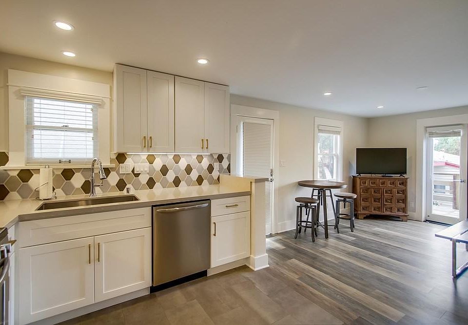 1st image of 3710-16 Villa Ter