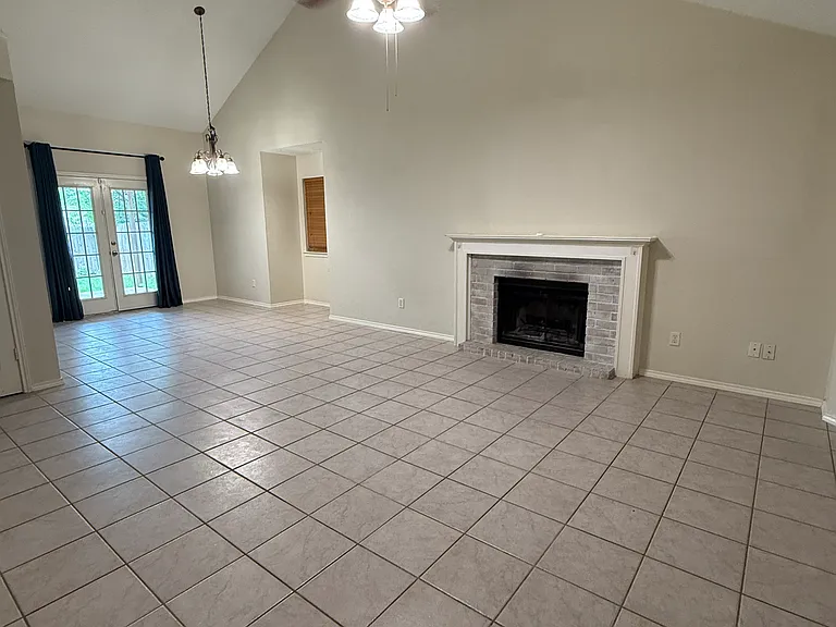 239 Rodeo Dr — Photo 3