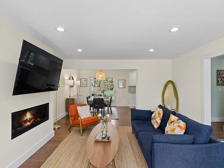 135 Pembroke Dr — Photo 10