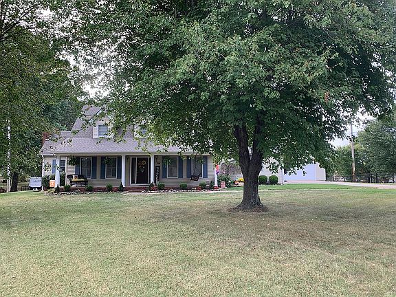 4th image of 719 Lakeside Dr