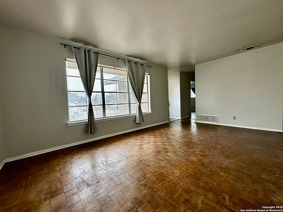 3rd image of 138 Surrey Ln