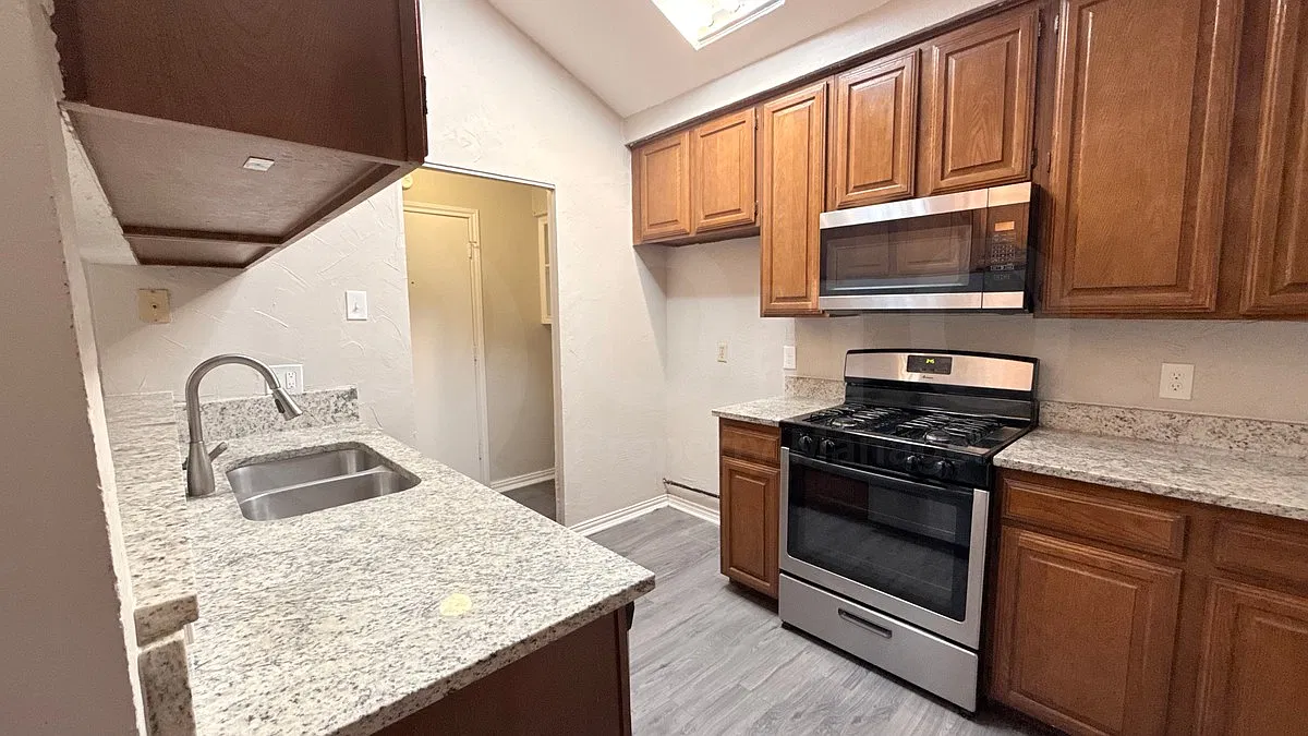 3 bed, 2.0 bath, 1477 sqft, $2,350 — Photo 3