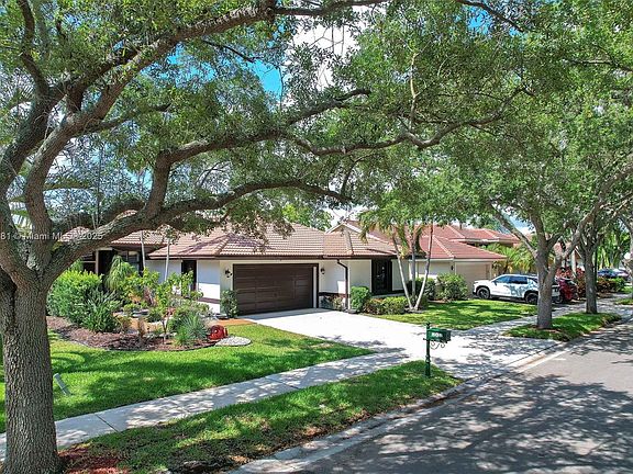 3rd image of 808 Hampton Ct