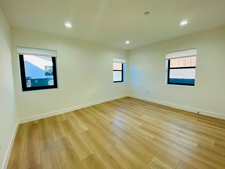 539 Avon Ave — Photo 12