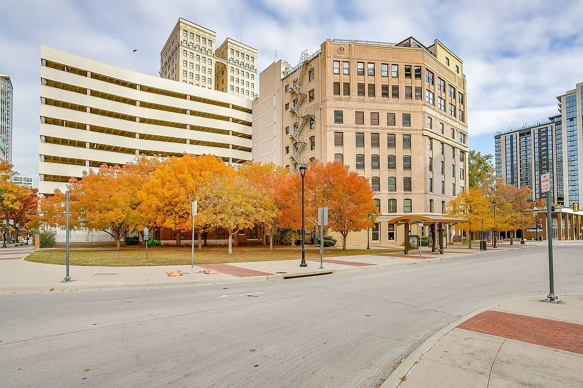Building Photo - 910 Houston St #301