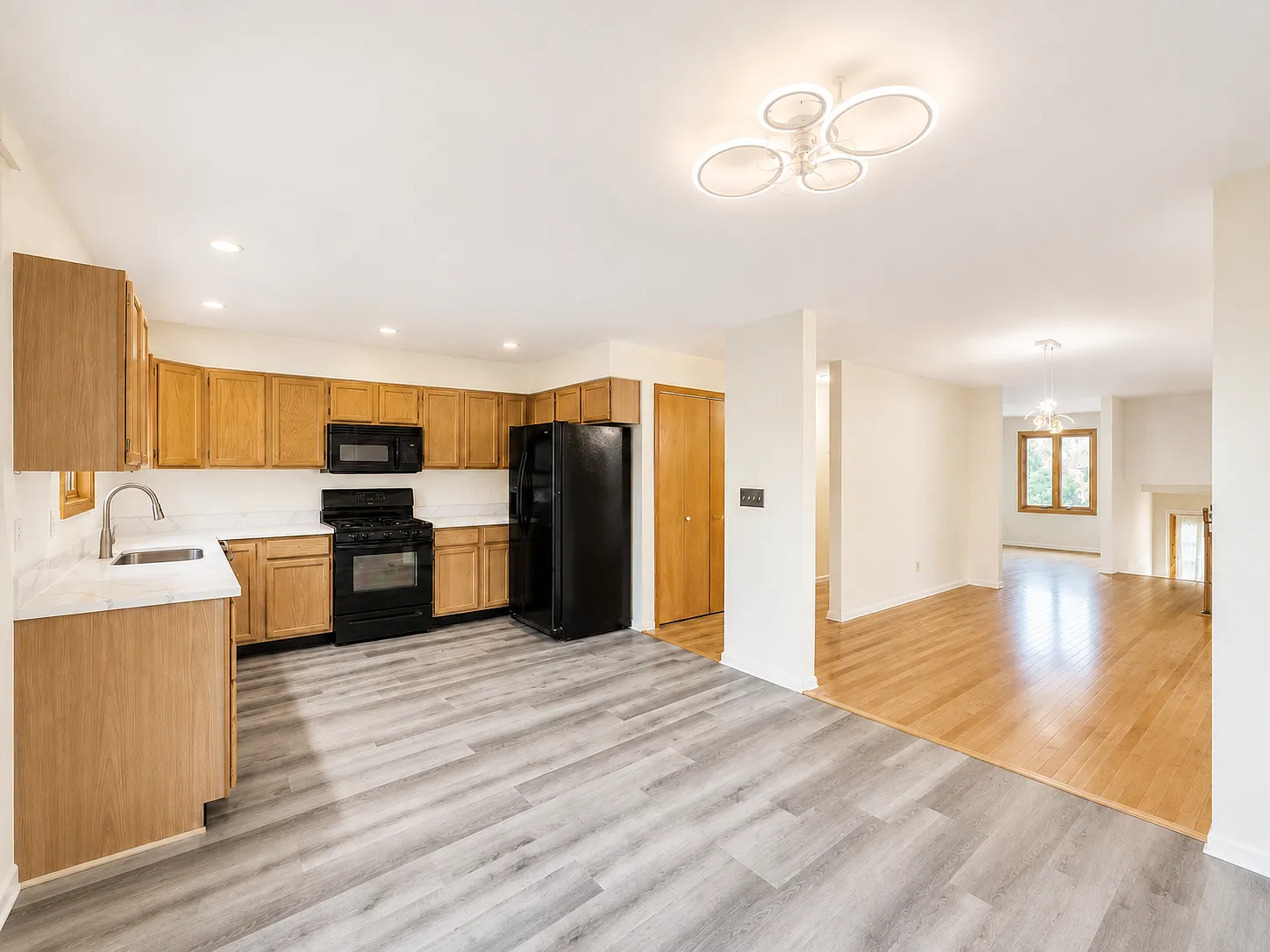 3 bed, 2.5 bath, 1850 sqft, $4,300 — Photo 2