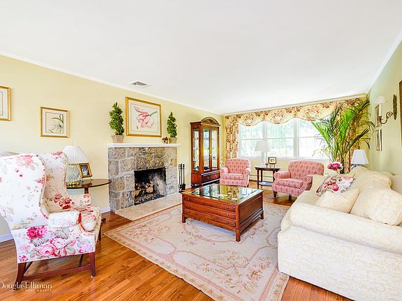 4th image of 23 Harbor Park Dr