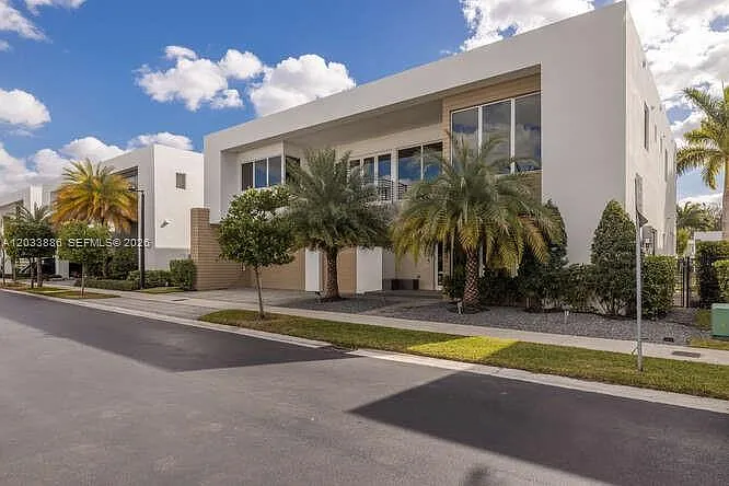 5 bed, 5.5 bath, 4628 sqft, $12,500 — Photo 2