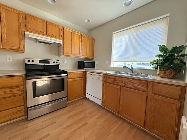 3 bed, 1100 sqft, $2,300 — Photo 4