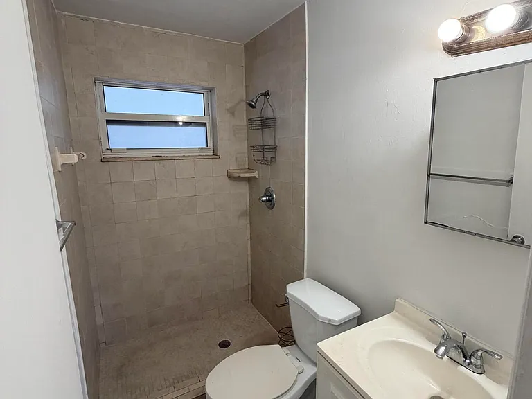 1124 NW 2nd St #2 — Photo 5