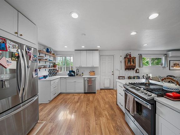 5th image of 230 E 6th Avenue
