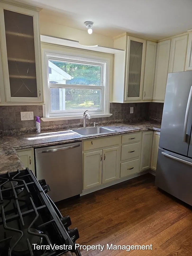 Now Showing for 2027-2028 School Year Glassboro 4 Bed 2.5 Bath — Photo 3