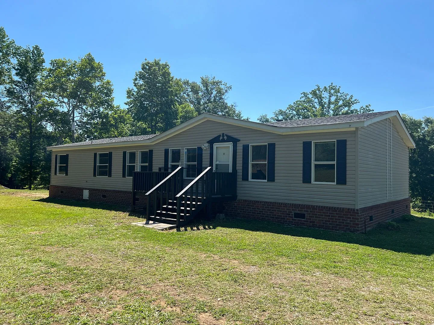 Nice 3 Bedroom 2 Bath Available Now! Schedule your tour and Apply today! — Photo 1