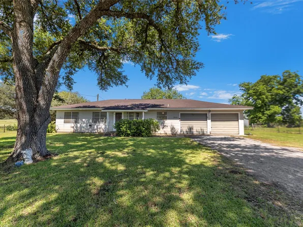 2602 Bootlegger Ln, Yoakum, TX 77995