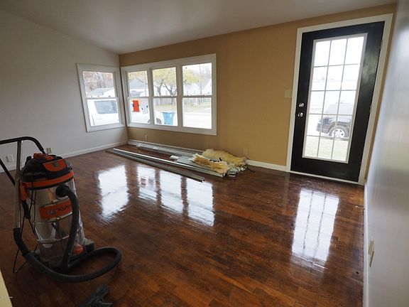 2nd image of 620 W Oakwood Ave