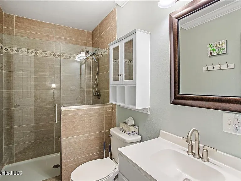 102 S Girard Ave — Photo 13