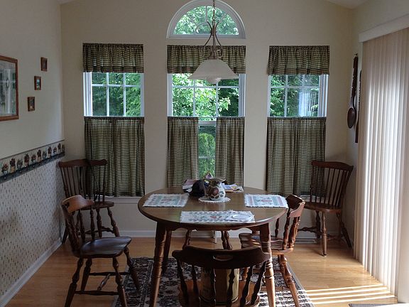 3rd image of 3299 Queens Ln