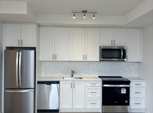 18 Lytham Green Cir #19, Newmarket, ON L3Y 0E1
