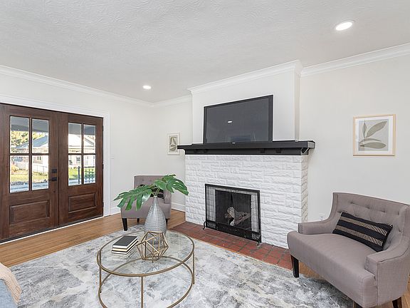5th image of 5026 Broadway St