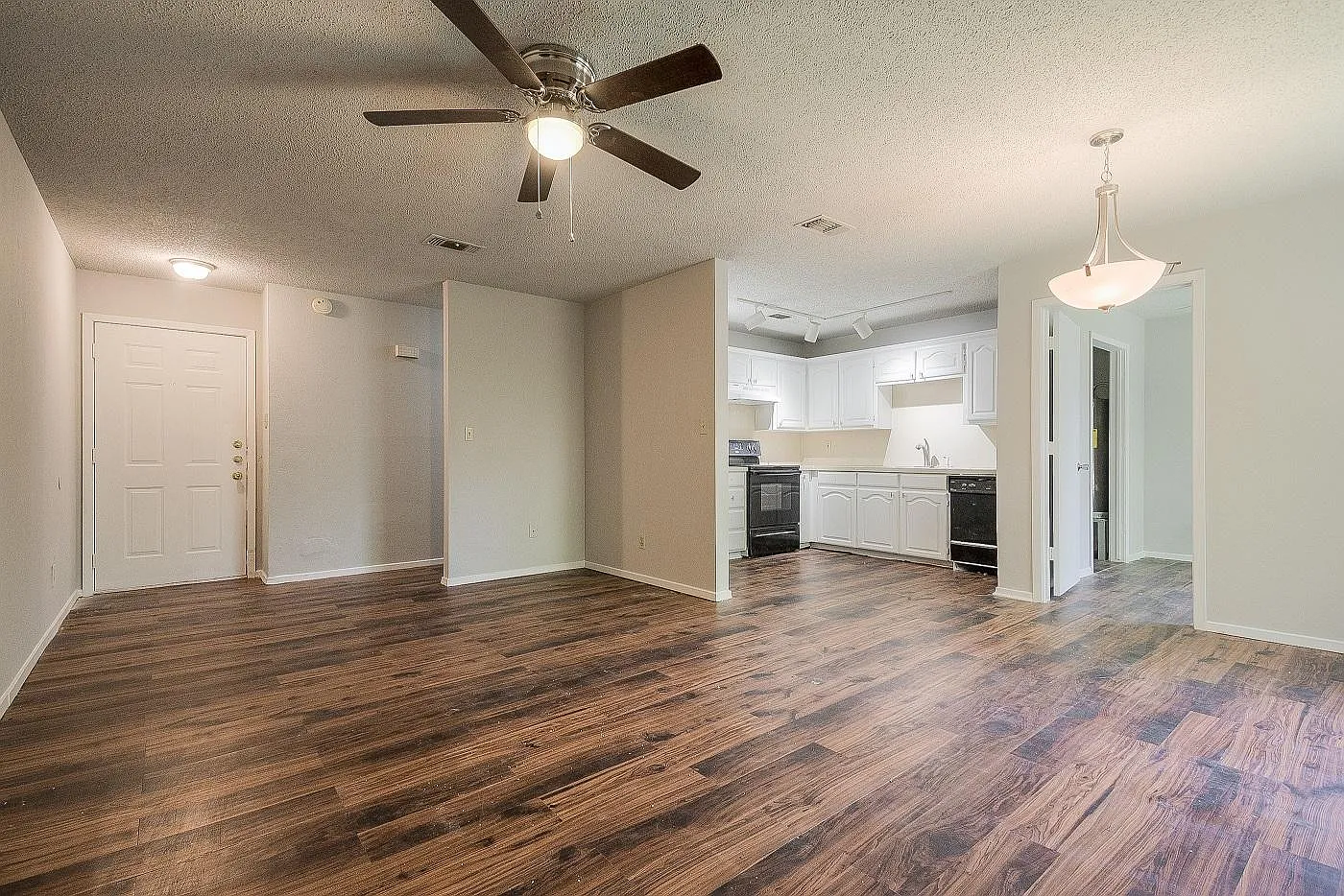 3 bed, 750 sqft, $995 — Photo 1