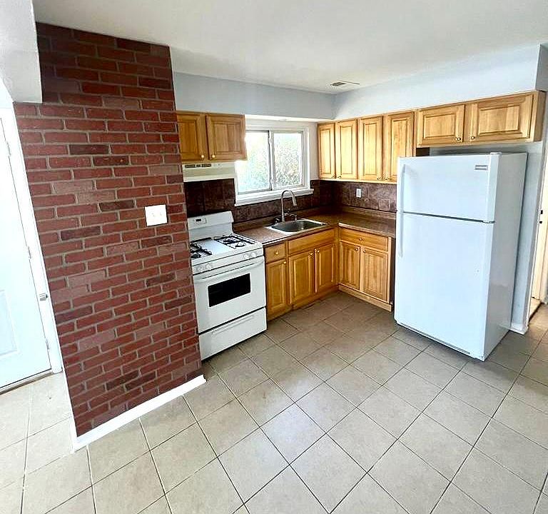 1st image of 207 Kelly Blvd Floor 1