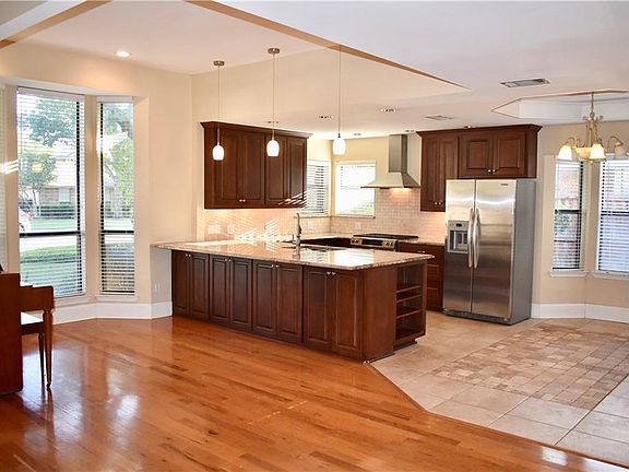 4th image of 842 Meadowglen Cir