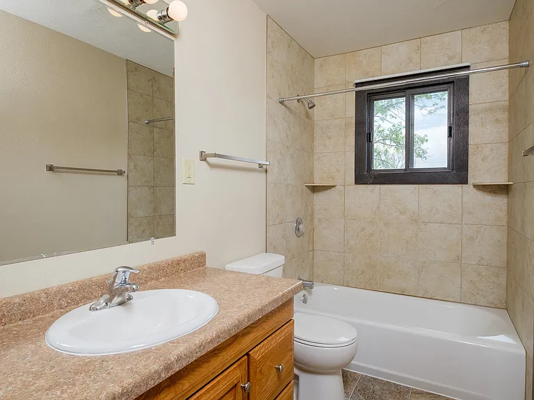 Fargo, ND Birchwood 2 Apartments | Bathroom