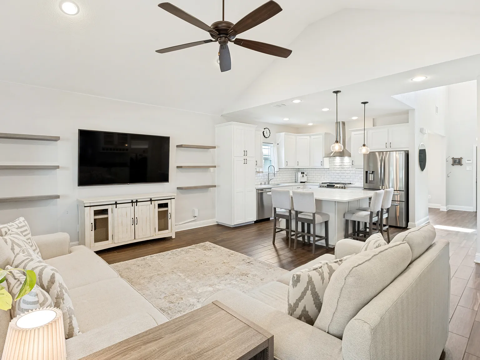 4 bed, 2.5 bath, 1970 sqft, $3,000 — Photo 4