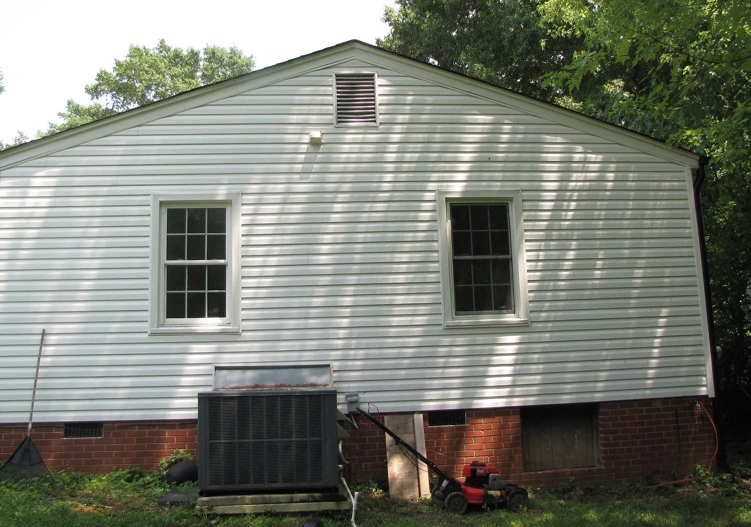 Charming 3 Bedroom, 1 Bathroom Home — Photo 2