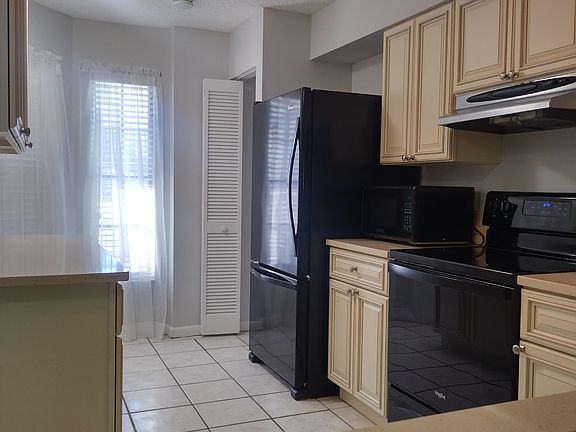 3rd image of 827 Long Meadow Ct