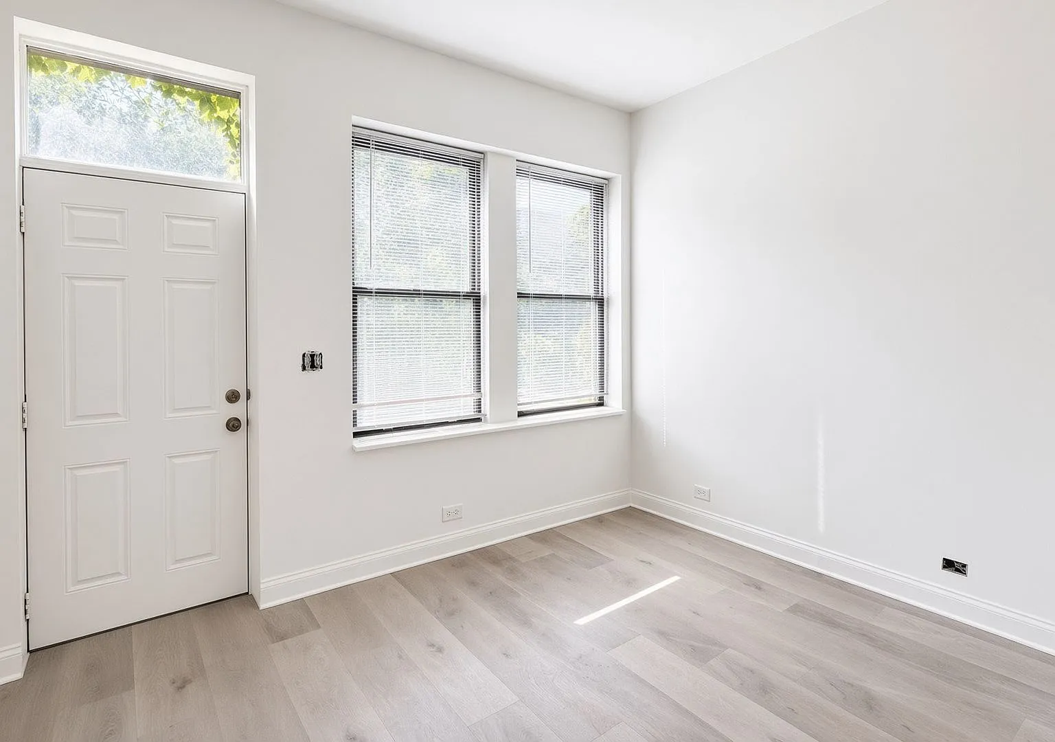 2 bed, 900 sqft, $2,218 — Photo 2
