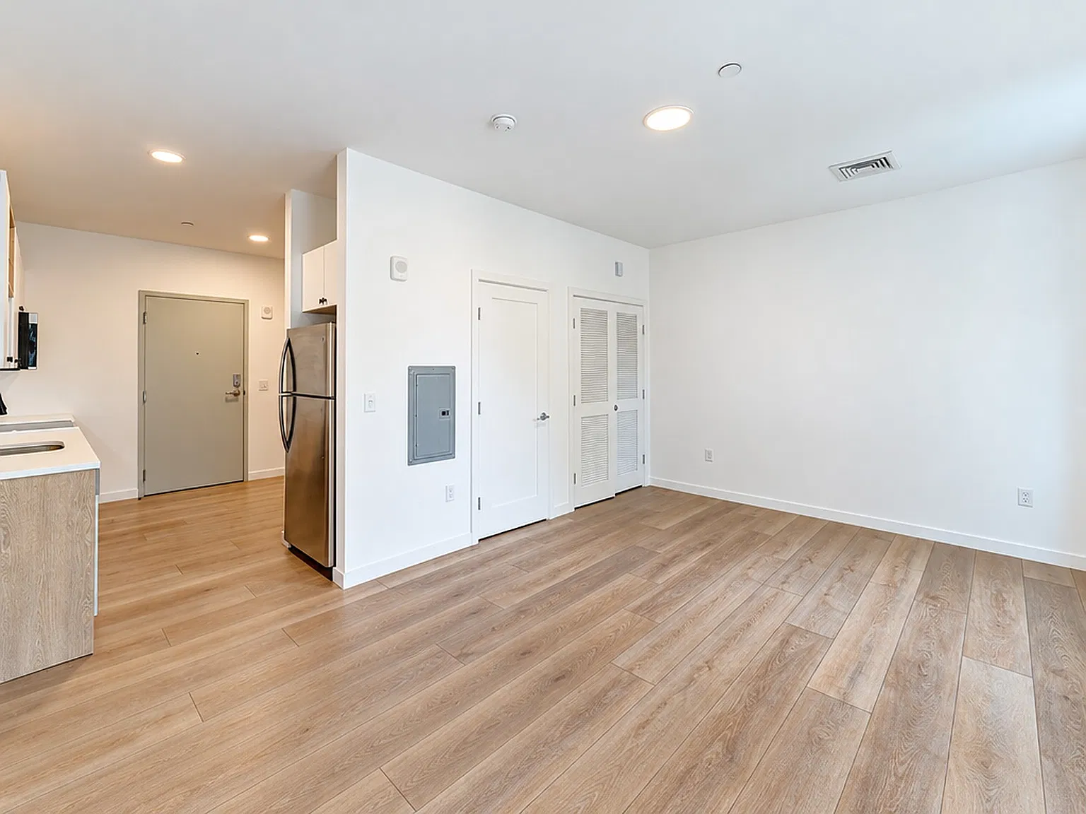 Studio, 425 sqft, $1,795 — Photo 1