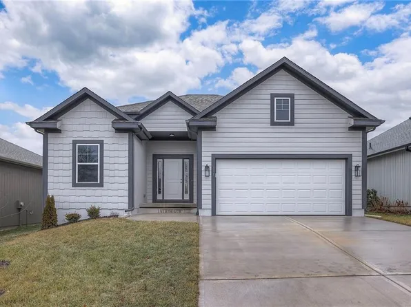 111 N Carriage Meadows Trl, Peculiar, MO 64078