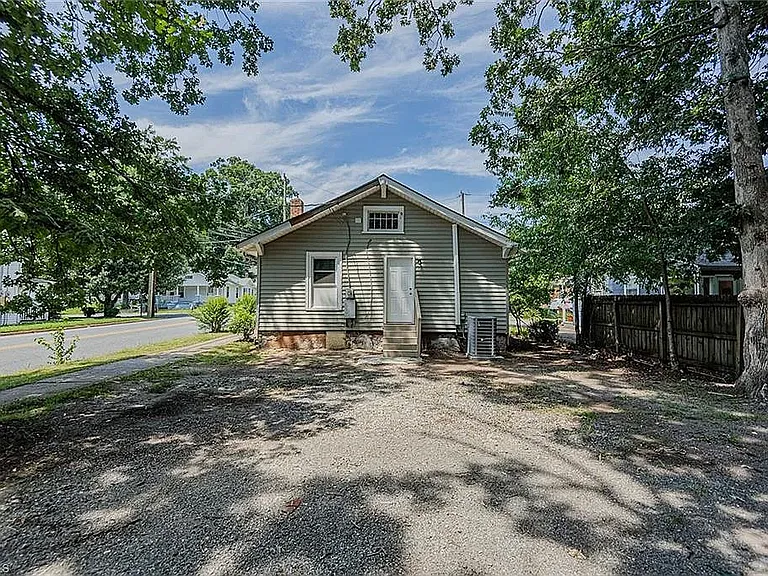 1425 Marion St — Photo 3